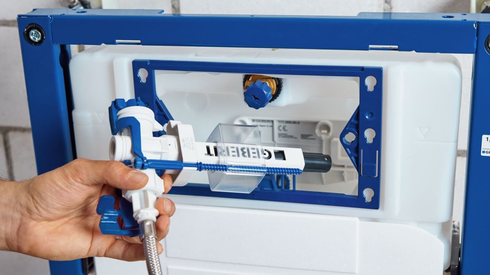 Geberit DuoFix dhe valvula e furnizimit me ujë Geberit Type 383 për cisternat Geberit DuoFix dhe valvula e furnizimit me ujë Geberit Type 383 për cisternat