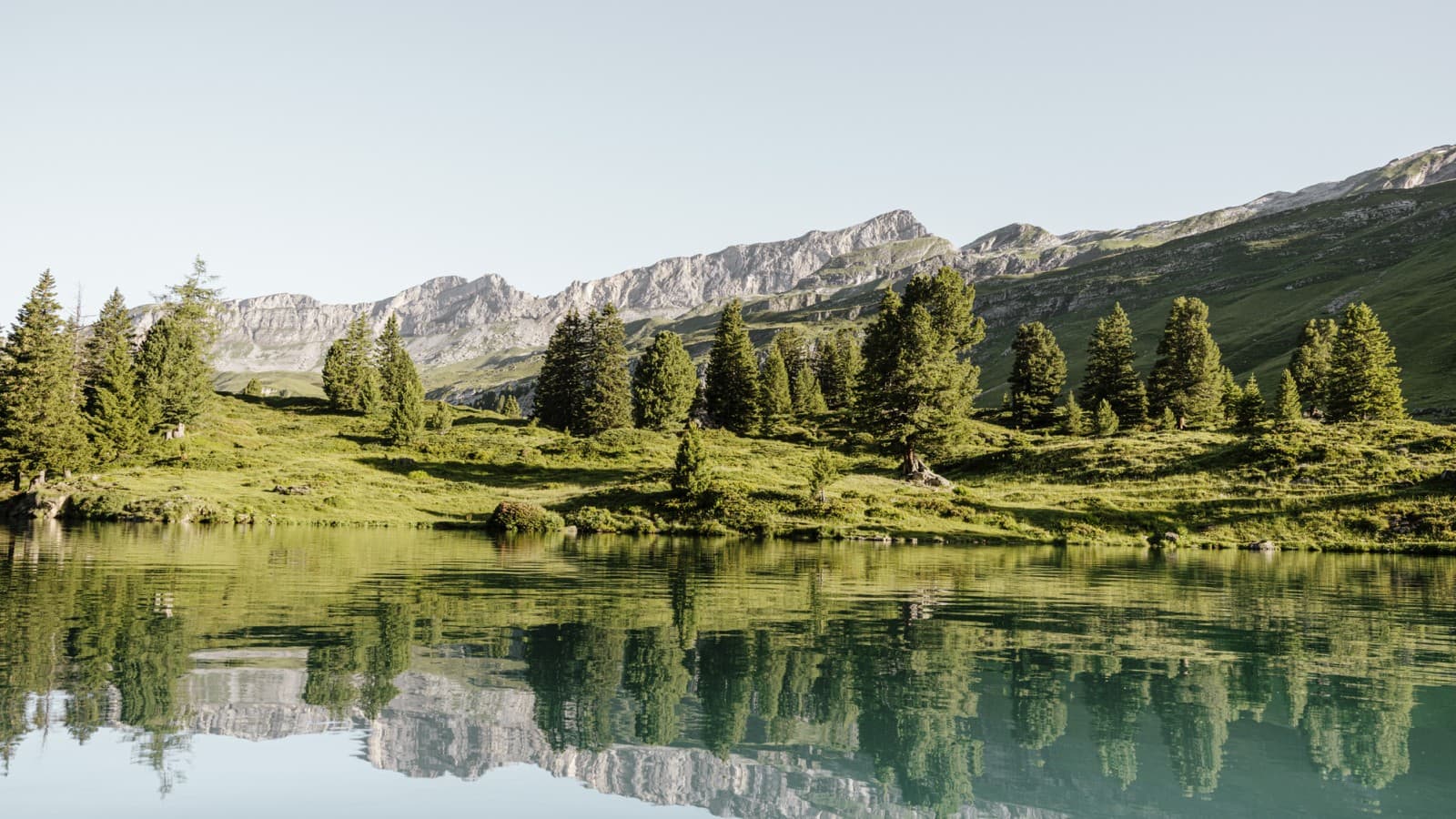 Reflektime në liqenin malor zviceran Engstlensee në 1 835 metra mbi nivelin e detit. Fotograf: Bruno Augsburger (© Geberit) Reflektime në liqenin malor zviceran Engstlensee në 1 835 metra mbi nivelin e detit. Fotograf: Bruno Augsburger (© Geberit)