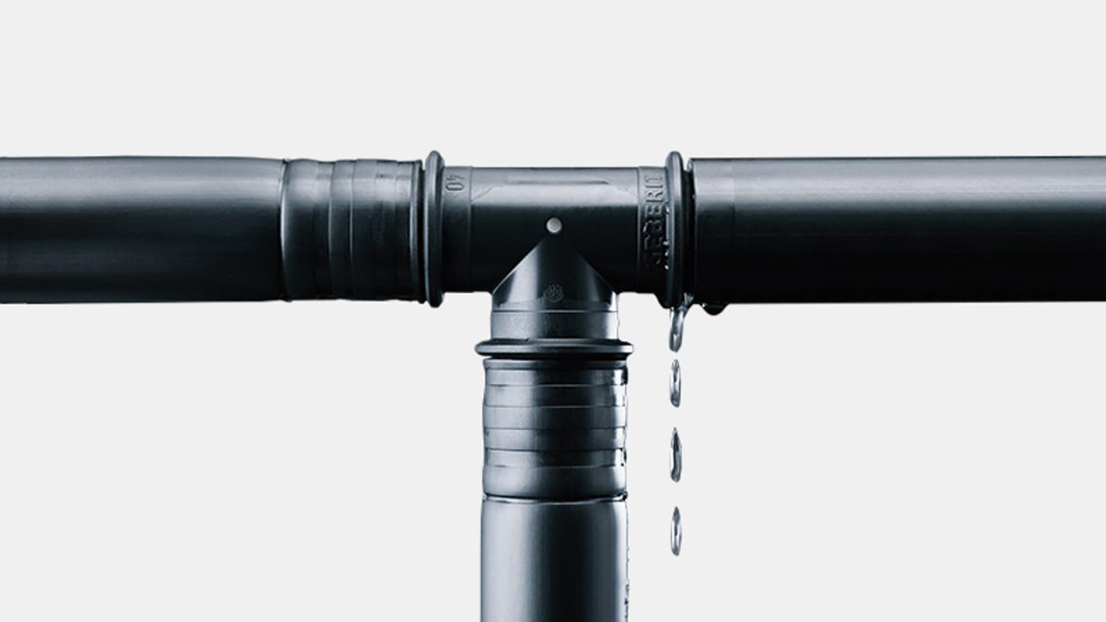 Pjesët lidhëse të papresuara Geberit Mepla mund të identifikohen lehtësisht gjatë testit të presionit. Pjesët lidhëse të papresuara Geberit Mepla mund të identifikohen lehtësisht gjatë testit të presionit.